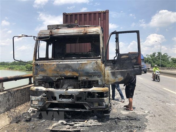 Ninh Thuận: Xe chở hàng cháy rụi, Quốc lộ 1A ách tắc nhiều giờ